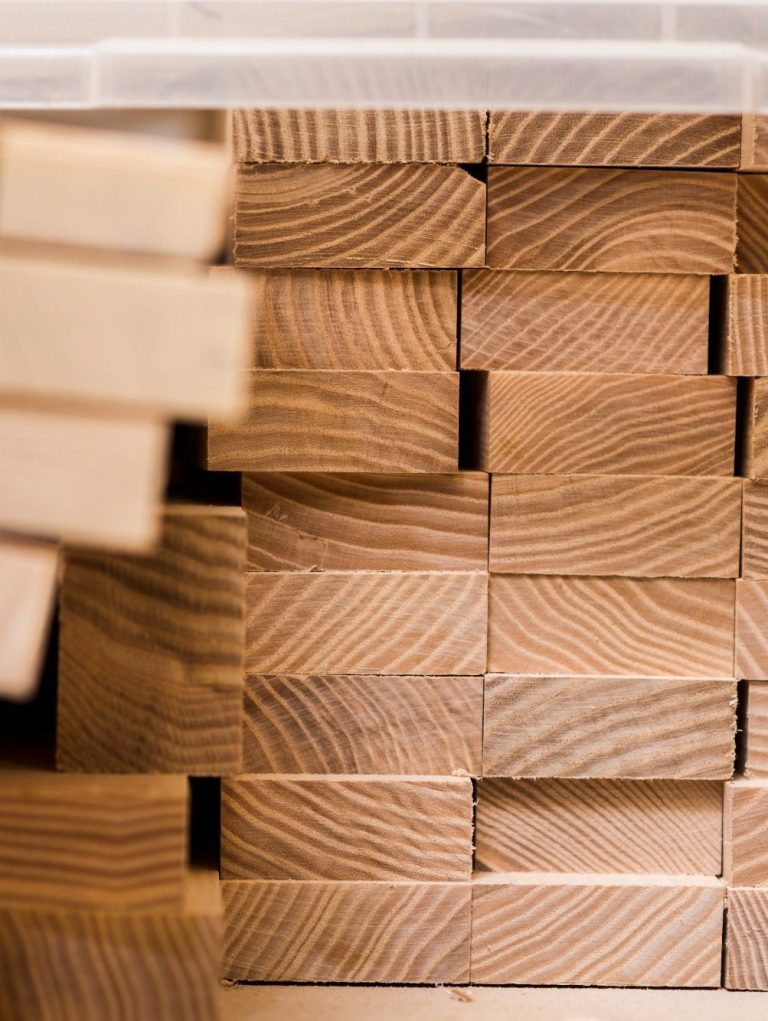 Artikel aus Holz - Gestapelte Holzbretter mit sichtbarer Maserung in warmen Holzfarben.