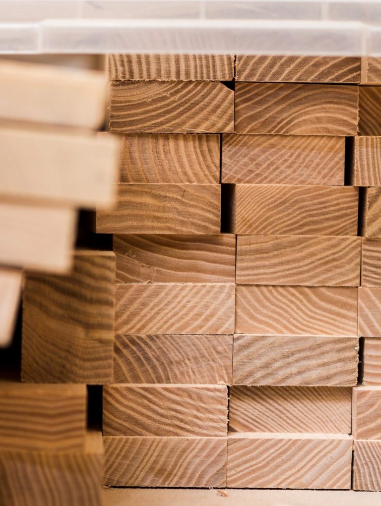 Artikel aus Holz - Gestapelte Holzbretter mit sichtbarer Maserung in warmen Holzfarben.